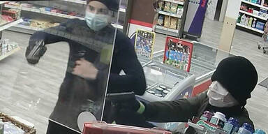 Bewaffneter Tankstellen-&Uuml;berfall: Polizei jagt diese M&auml;nner