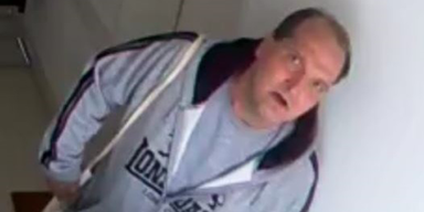 Arztpraxis ausgeraubt: Wer kennt diesen Mann?