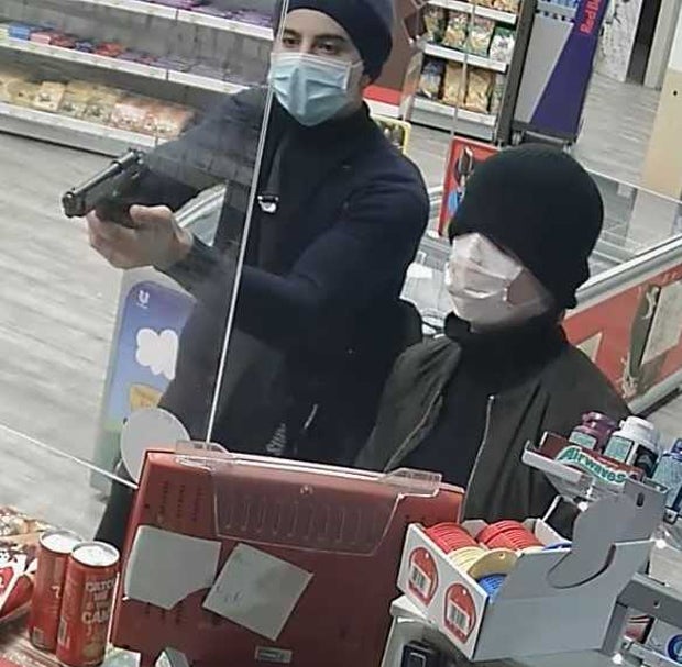 Bewaffneter Tankstellen-Überfall: Polizei jagt diese Männer