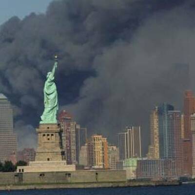 8 Jahre nach dem Unglück ist der Ort an dem die Twin Towers standen noch immer eine Baustelle. (c) AP