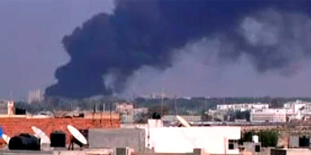 Dunkler Rauch über der Festung von Gaddafi in Tripolis