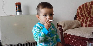 Eltern filmen Bub (2) beim Rauchen