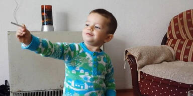 Eltern filmen Bub (2) beim Rauchen