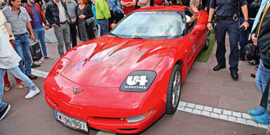 Corvette kracht in Casino