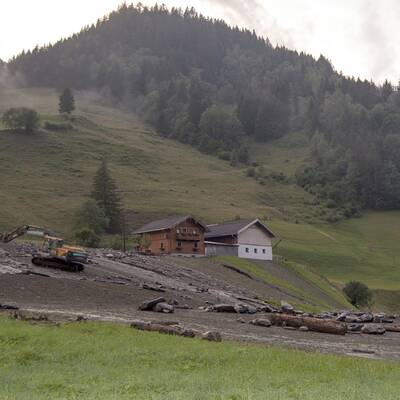 Nach einem heftigen Unwetter ist die Straße nach Rauris gesperrt.