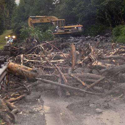 Nach einem heftigen Unwetter ist die Straße nach Rauris gesperrt.