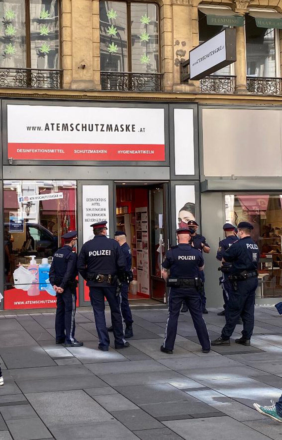Razzien in zwei Wiener Maskengeschäften