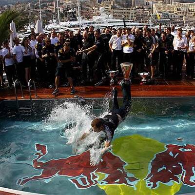 F1-Bullen feierten im Pool