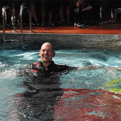 F1-Bullen feierten im Pool