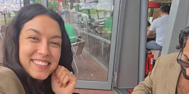 Selfie-Küsschen: Rebecca Mir feiert Hochzeitstag auf einer Autobahnraststätte