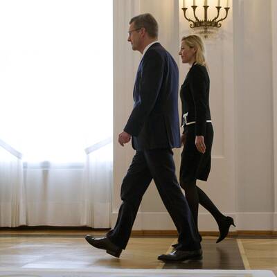 Zusammen mit seiner Frau Bettina trat er vor die Presse