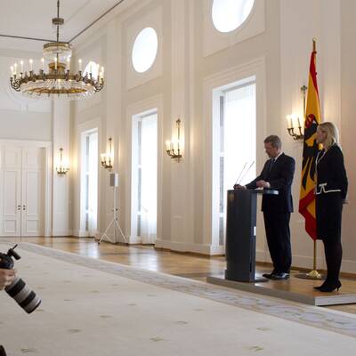 Zusammen mit seiner Frau Bettina trat er vor die Presse