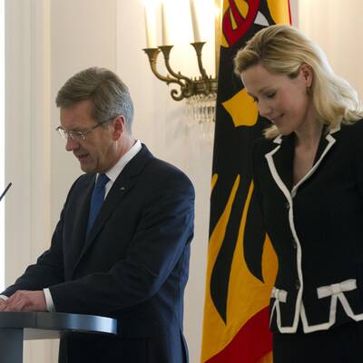 Zusammen mit seiner Frau Bettina trat er vor die Presse