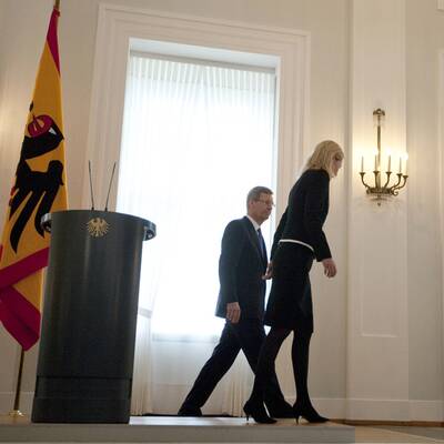 Zusammen mit seiner Frau Bettina trat er vor die Presse