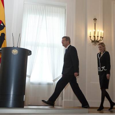 Zusammen mit seiner Frau Bettina trat er vor die Presse