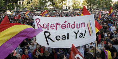 Zigtausende fordern Ende der Monarchie