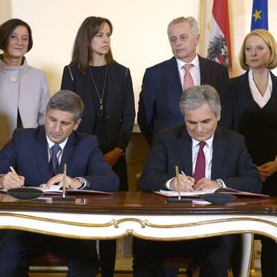 Unterzeichnung des Regierungsprogramms