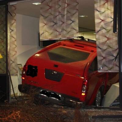 Regau: Geländewagen rast in Bankfoyer 