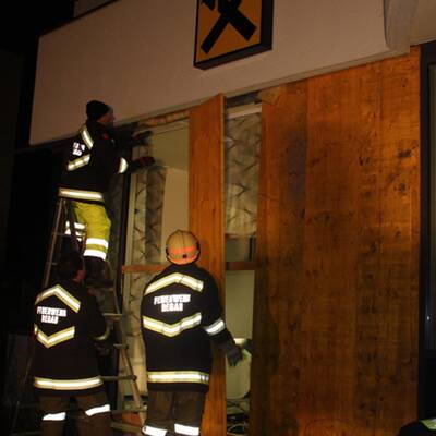 Regau: Geländewagen rast in Bankfoyer 