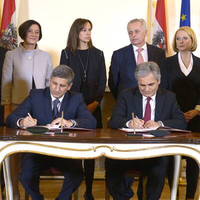 Unterzeichnung des Regierungsprogramms