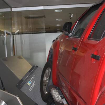 Regau: Geländewagen rast in Bankfoyer 