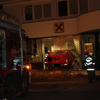 Regau: Geländewagen rast in Bankfoyer 