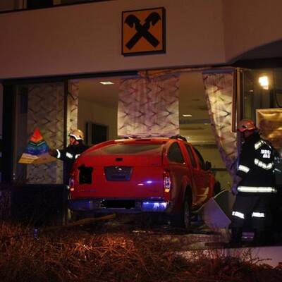 Regau: Geländewagen rast in Bankfoyer 