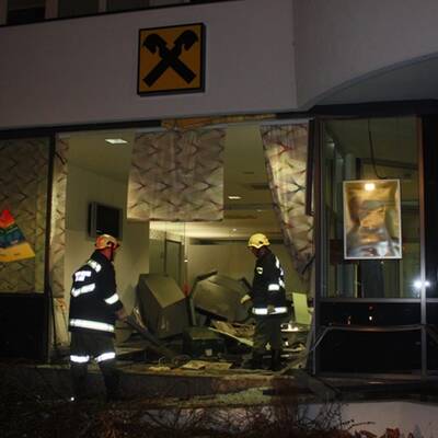 Regau: Geländewagen rast in Bankfoyer 