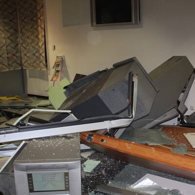 Regau: Geländewagen rast in Bankfoyer 