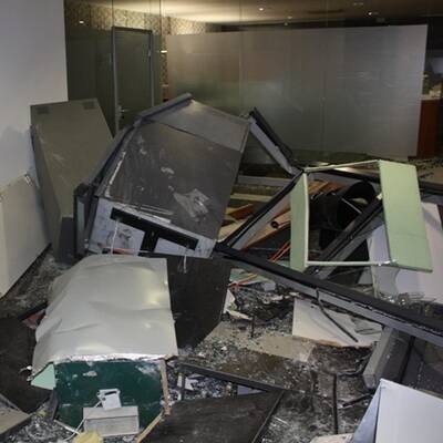 Regau: Geländewagen rast in Bankfoyer 