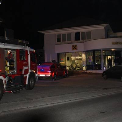 Regau: Geländewagen rast in Bankfoyer 
