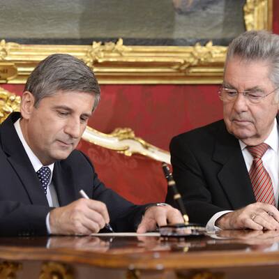Unterzeichnung des Regierungsprogramms