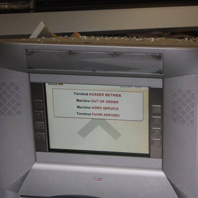 Regau: Geländewagen rast in Bankfoyer 