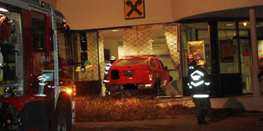 Alkolenker (22) krachte in Bank