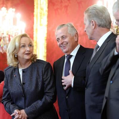 Die Regierung tritt zurück...