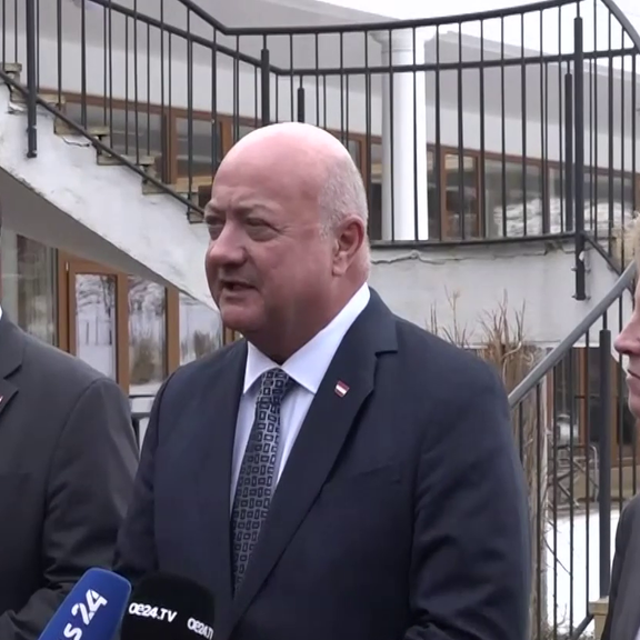 Mit großer Verspätung trifft die Regierung im Luxus-Klausur-Hotel an