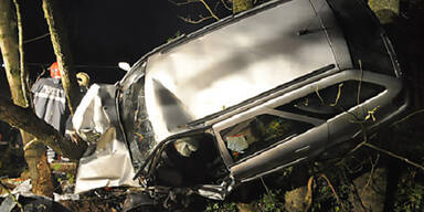 Alkolenker (16) zerstört gestohlenen Wagen 