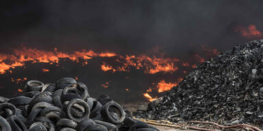 Feuer in Reifendeponie: Siedlung ger&auml;umt