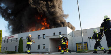 Groß-Brand in Reifen-Halle: 3 Verletzte
