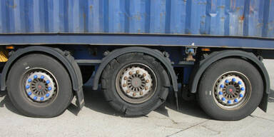 Polizei stoppte Lkw mit zerfetztem Reifen