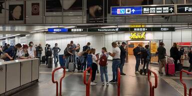 Reise-Ansturm: Mega-Schlangen vor Zugschaltern