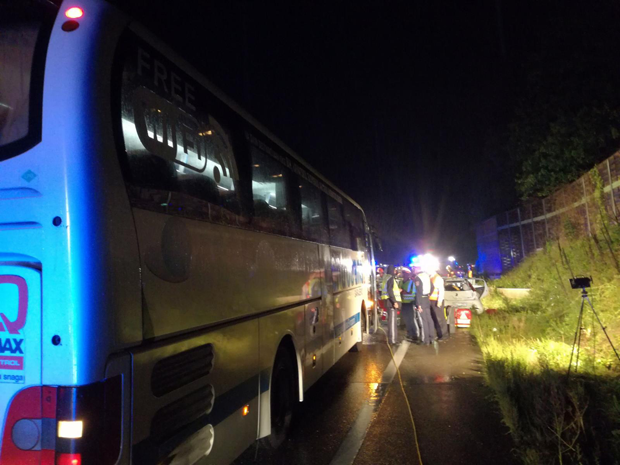 Schock auf A2: Reisebus kracht in Pkw