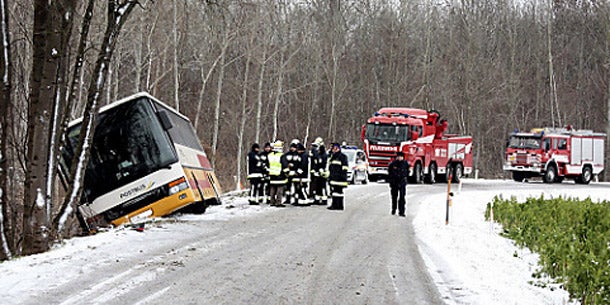 Linienbus bei Tulln von der Straße abgekommen