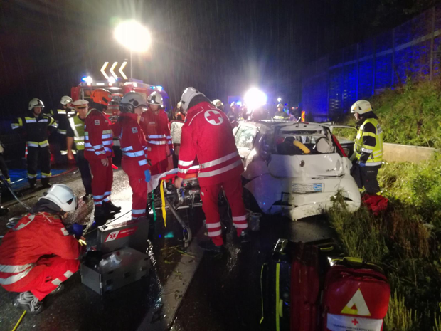 Schock auf A2: Reisebus kracht in Pkw