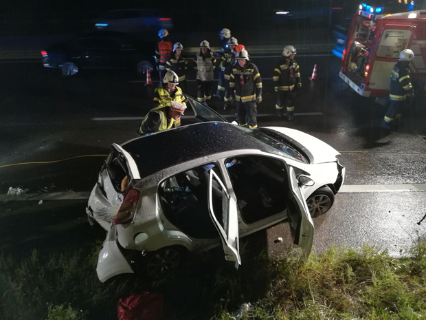Schock auf A2: Reisebus kracht in Pkw