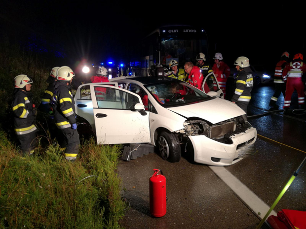 Schock auf A2: Reisebus kracht in Pkw