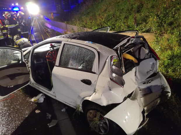 Schock auf A2: Reisebus kracht in Pkw