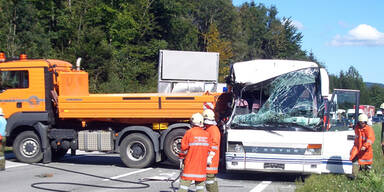 Verletzte nach Crash mit Reisebus auf A1