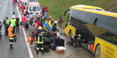 Reisebus auf Nordautobahn verungl&uuml;ckt