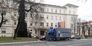 Reißwolf vor Kärntner Landesregierung